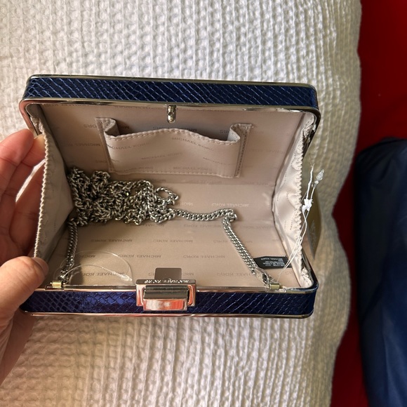 Electric blue embossed clutch - Picture 6 of 9